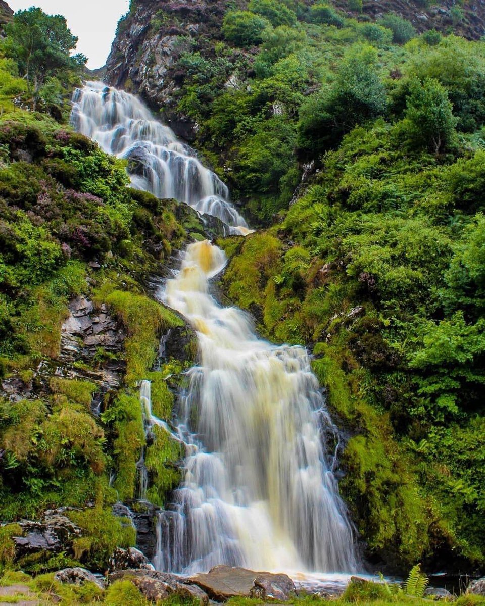 This is the exact reason you should ignore all “don’t go chasing waterfalls” advice. Nestled in the hills of Donegal is this perfect off-the-beaten-track treasure known as the Assaranca Waterfall. Have you been lucky enough to dip your toes in these waters?  Ireland 🇮🇪