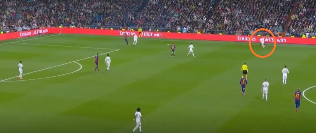 ¿Diferencias? 1) Intencionalidad. El Real Madrid fue agresivo de verdad, hubo coordinación entre sus piezas y si Carvajal saltaba sobre De Jong era Fede quien no dejaba girar a J. Alba. Mirad como el Madrid orienta presión y roban.