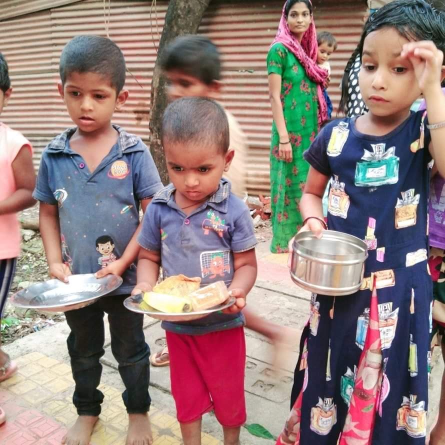 Janasewaa's tweet photo. Team jana sewa foundation distribute Samosa,Parle G biscuits &amp; banana to children at Adai circle Panvel on 18 Oct.
Thank you .Kiran Patil for celebrating brother-in-law birthday with us.
#Seva #birthday #Humanity #India
#children #education #hungerfree. https://t.co/1IN9GuqwVY