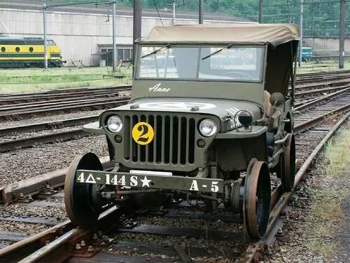 Elle a une "largeur de voie" de 1m494 ce qui permettait, en retirant les pneus, de rouler sur des rails.1m44 c& #39;est l& #39;écartement standard des rail de pas mal de pays.