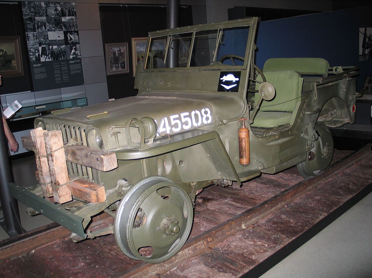 Ce qui fut fait en produisant différents modèles de roues spéciales pour la jeep willys.Parfois avec des vraies roues de trains piqués aux ateliers du coin.