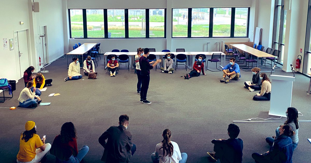 Séance de #présentations croisées entre #étudiants ! La #créativité et l´#IntelligenceCollective sont à l’œuvre dans <a href="/CitizenCampus/">CitizenCampus</a> !