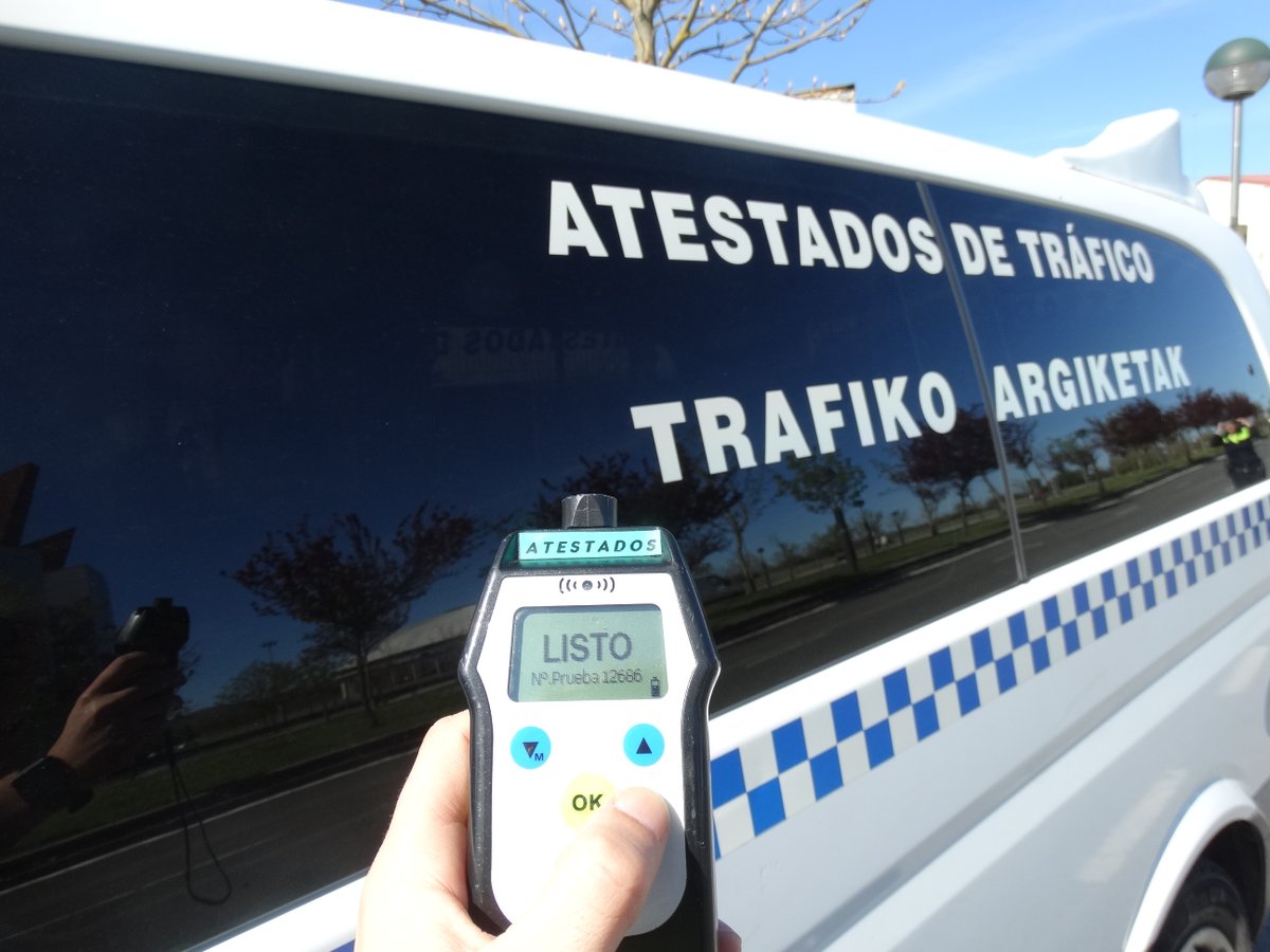 Esta madrugada hemos intervenido con un ciclista que conducía de lado a lado. ¿Sabías que a ell@s 🚴‍♀️🚴‍♂️ también se les puede hacer la prueba de alcoholemia? 
Ha arrojado un resultado de 0,79 mg./l de aire espirado.
Consecuencia=denuncia administrativa (1000€) y retirada de la 🚲.