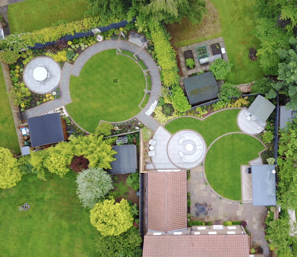 Phase 3 of this project completed through lockdown. An outdoor kitchen and patio area constructed using @MarshallsReg symphony plank, symphony blauw and drystack copper. Lime green glass up stands add a splash of colour to the area. Lighting supplied by @landscapeplus.