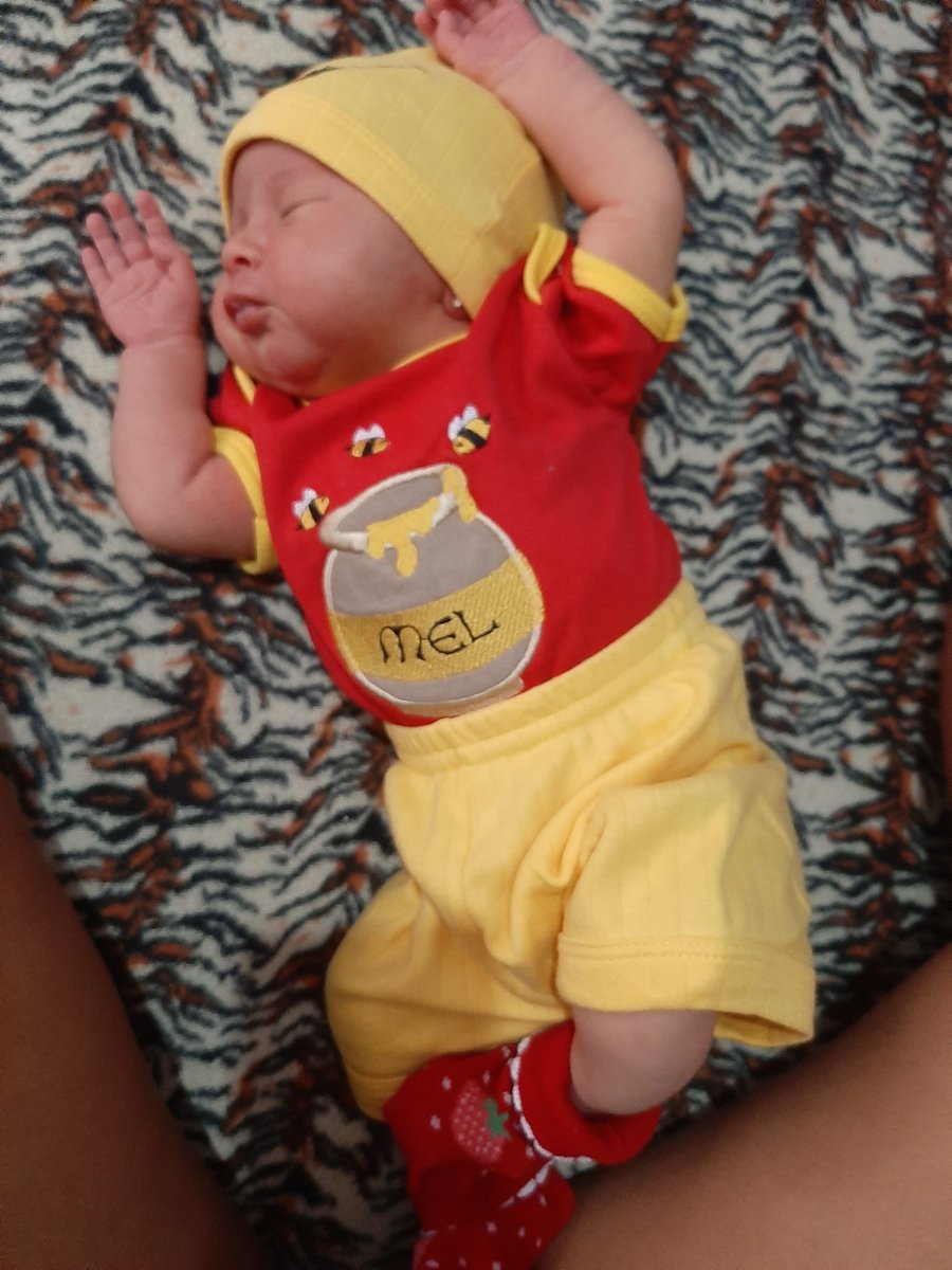 _dafnek's tweet photo. Ursinho pooh mais lindo do mundo. Primeira fotinha da Maya nesta rede

#8diasdaminhaprincesinha
#meuarcoiris https://t.co/a5QCCGGFlD