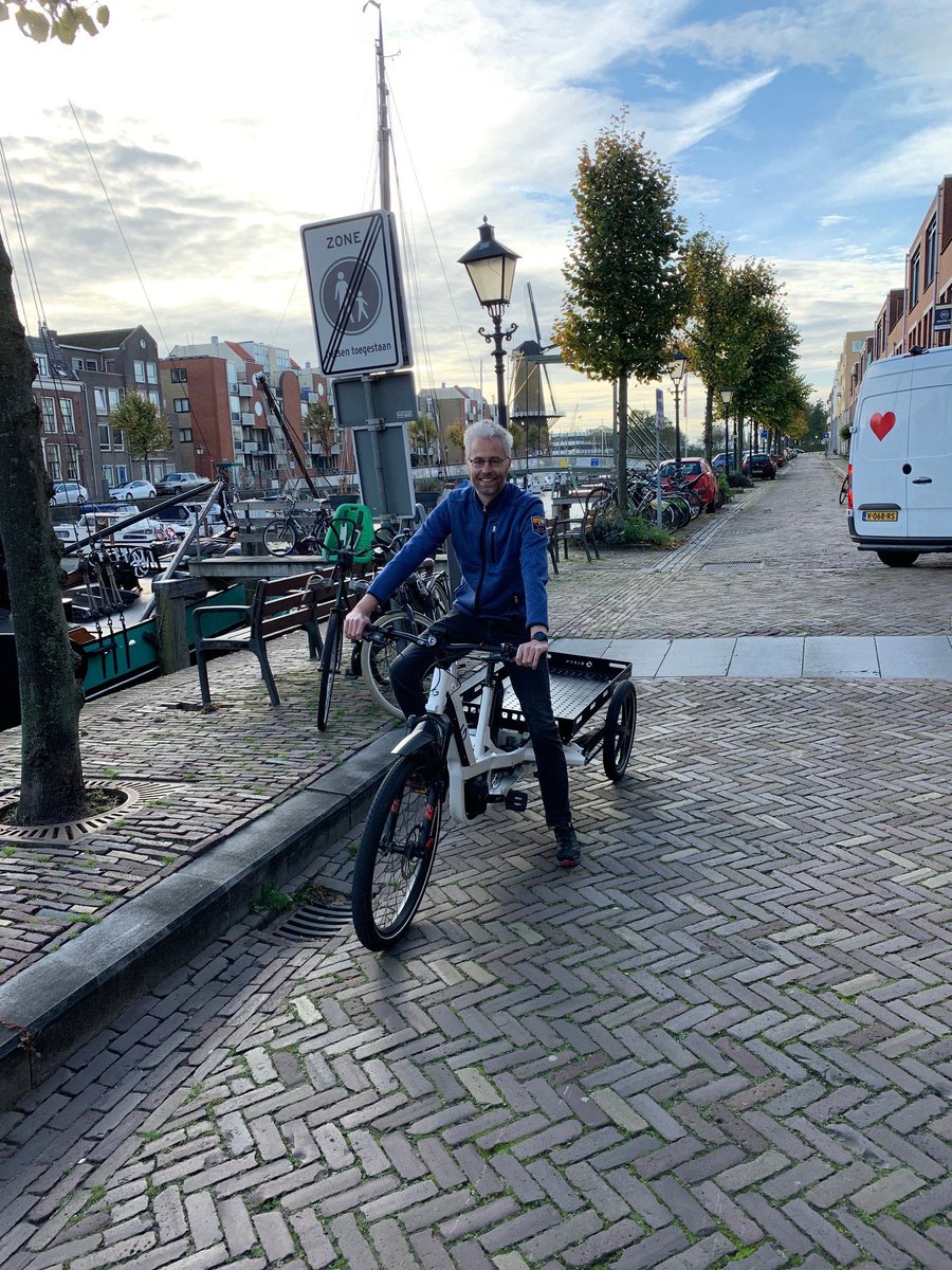 sQoot_lease's tweet photo. Vandaag was Gleam in Rotterdam bij  Bart at Work. Bart overweegt om een Gleam Cargo eBike te gaan gebruiken als mobiele studio bij videoproductie projecten in Rotterdam.  Bedankt voor de hartelijke ontvangst en enthousiasme Bart!
#videoproducties #cargobikes #urbantransport https://t.co/7AwUDkd3XX