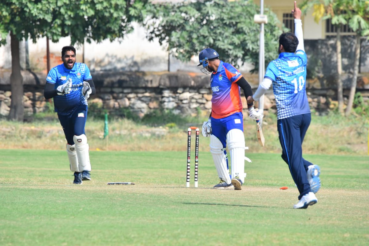 drsayedparvez2's tweet photo. Life, like cricket is always unpredictable!!
An off Day in cricket or off moment ln life isn't a Q mark on our capabilities!!
#TBT
#majorlymissing
#Cricket ❤️ https://t.co/pIka49nxOC
