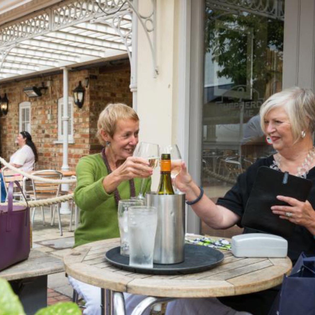 ShepherdNeame's tweet image. Located just off the High Street in #Sevenoaks town centre, #TheRestoration is perfectly placed for a bite to eat or a drink while shopping. Their large al fresco seating area is a popular spot too...🍽🍸☀️ Plan a visit: therestoration.pub #pubs #supportyourlocal #kentpub