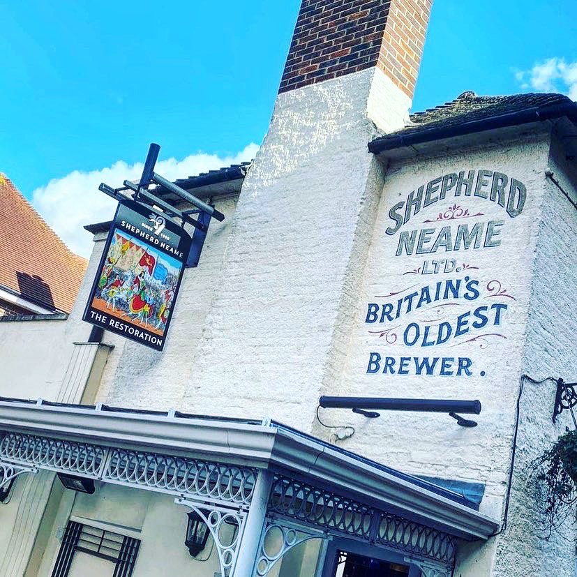 ShepherdNeame's tweet image. Located just off the High Street in #Sevenoaks town centre, #TheRestoration is perfectly placed for a bite to eat or a drink while shopping. Their large al fresco seating area is a popular spot too...🍽🍸☀️ Plan a visit: therestoration.pub #pubs #supportyourlocal #kentpub