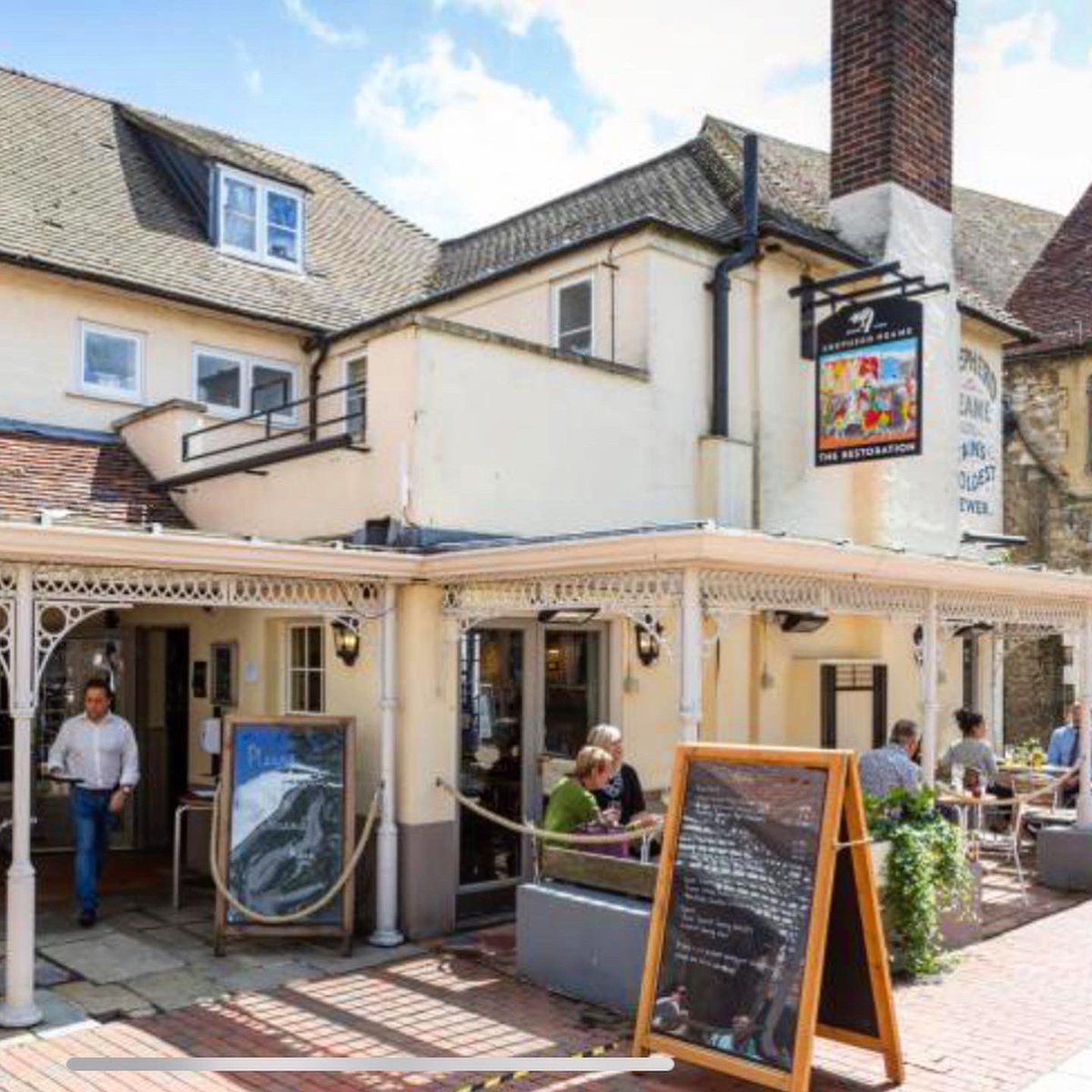 ShepherdNeame's tweet image. Located just off the High Street in #Sevenoaks town centre, #TheRestoration is perfectly placed for a bite to eat or a drink while shopping. Their large al fresco seating area is a popular spot too...🍽🍸☀️ Plan a visit: therestoration.pub #pubs #supportyourlocal #kentpub