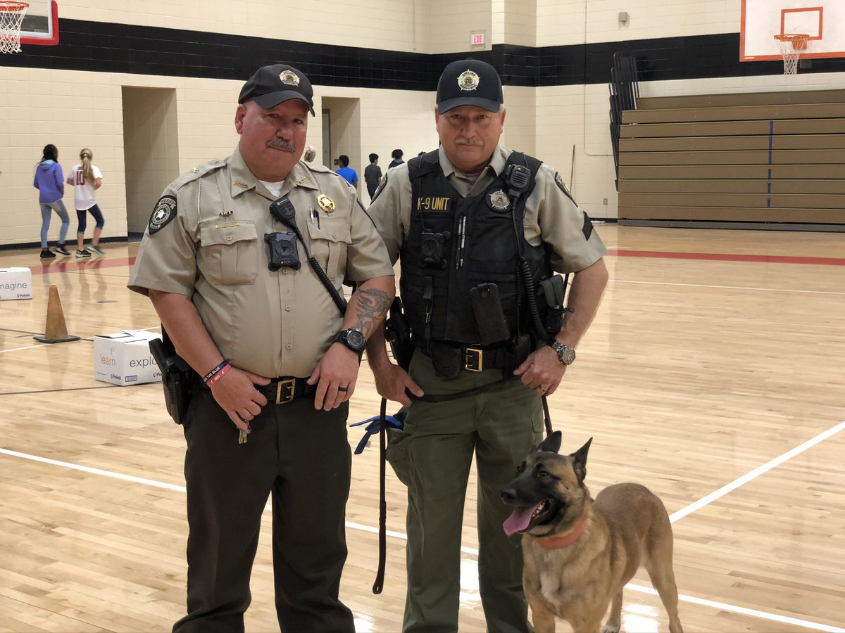 ApplingCoMiddle's tweet image. SRD Saunders, Deputy Williams &amp;amp; Renzo demonstrate drug dog detection alerts for Red Ribbon Week.