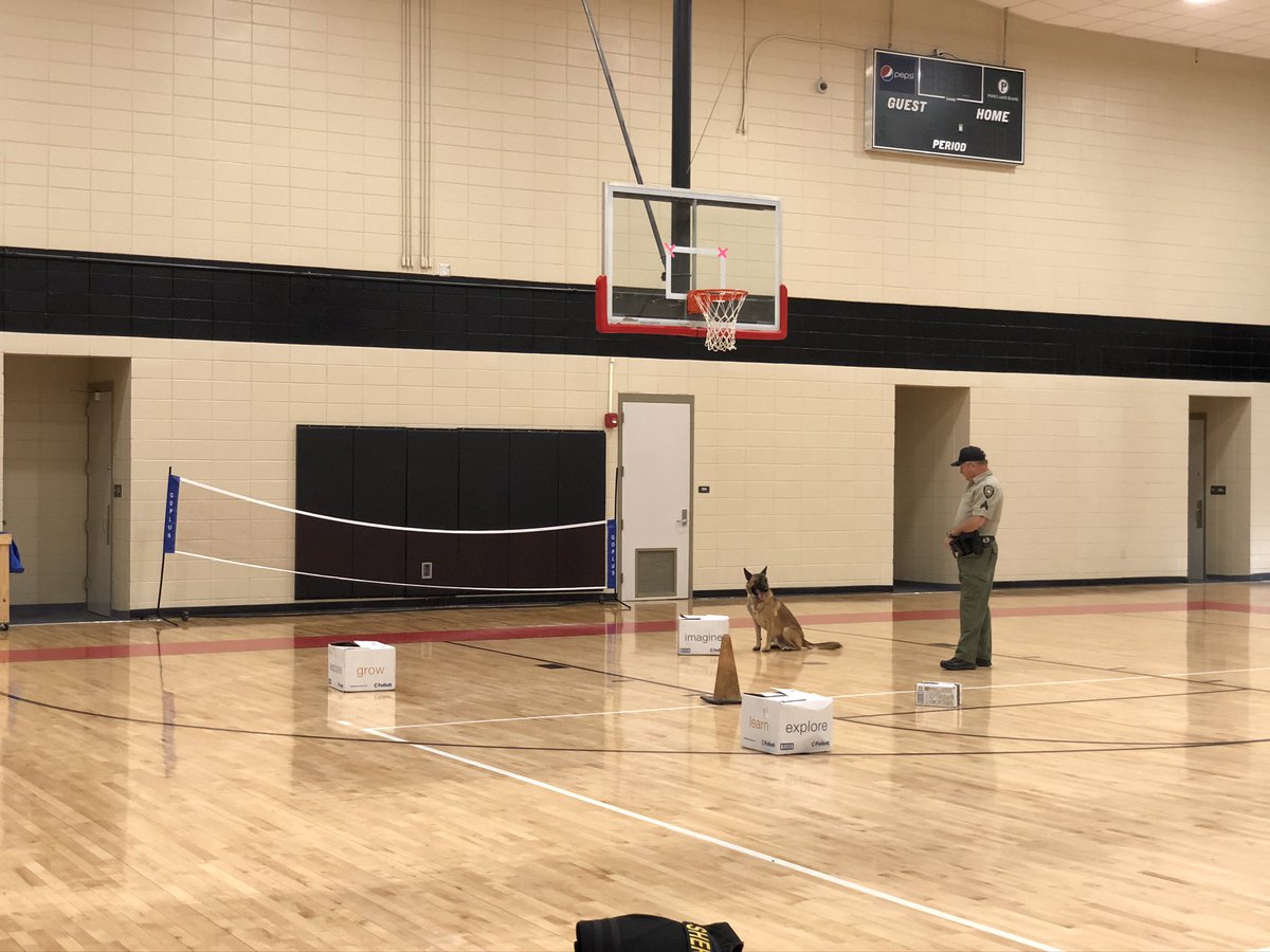 ApplingCoMiddle's tweet image. SRD Saunders, Deputy Williams &amp;amp; Renzo demonstrate drug dog detection alerts for Red Ribbon Week.
