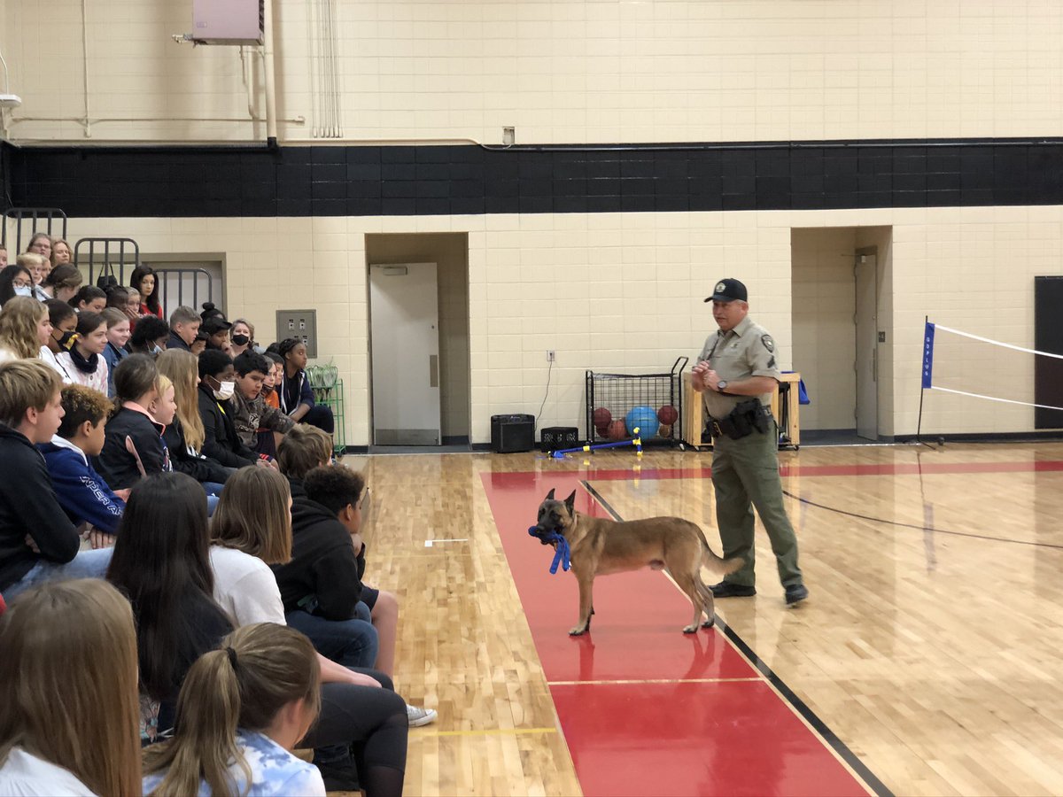 ApplingCoMiddle's tweet image. SRD Saunders, Deputy Williams &amp;amp; Renzo demonstrate drug dog detection alerts for Red Ribbon Week.
