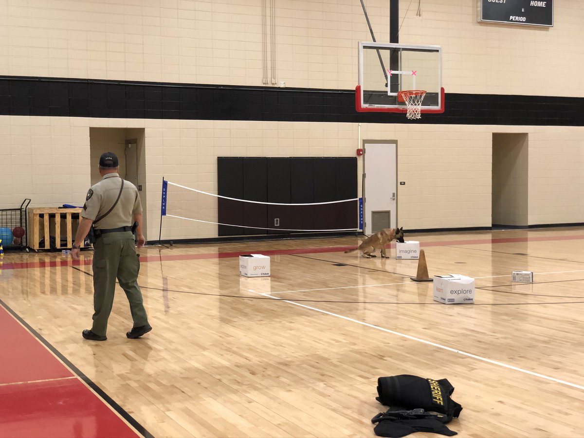 ApplingCoMiddle's tweet image. SRD Saunders, Deputy Williams &amp;amp; Renzo demonstrate drug dog detection alerts for Red Ribbon Week.