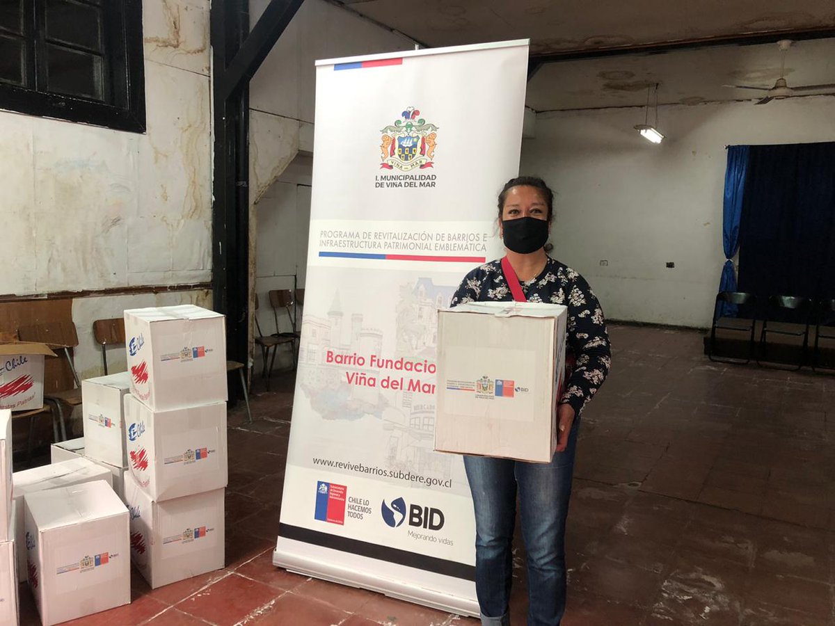 secplavina's tweet photo. Suplementeros del Barrio Fundacional de Viña del Mar reciben cajas de alimentos gracias a gestión del Programa de Revitalización de Barrios #PRBIPE
Ayuda social para vecinos que no han podido trabajar a causa de la pandemia @prbipevina @vinadelmar @laSUBDERE
#viñasomostodos https://t.co/rYkuQd14bt