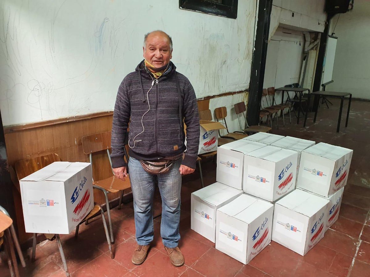 secplavina's tweet photo. Suplementeros del Barrio Fundacional de Viña del Mar reciben cajas de alimentos gracias a gestión del Programa de Revitalización de Barrios #PRBIPE
Ayuda social para vecinos que no han podido trabajar a causa de la pandemia @prbipevina @vinadelmar @laSUBDERE
#viñasomostodos https://t.co/rYkuQd14bt