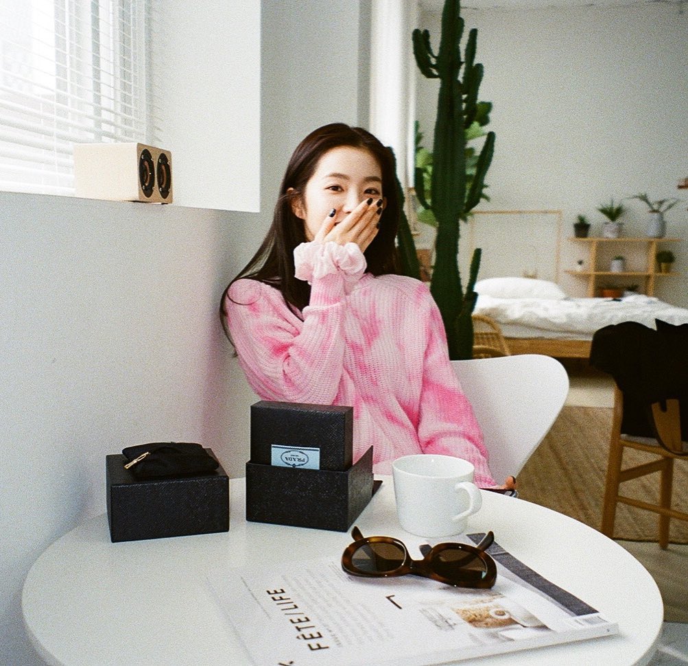 IRENEBAE_TH's tweet photo. [IG] 201022 iamcestbom ig update

"ทุกคนมักจะสนใจแต่เรื่องข้างหน้า และไม่สนใจเบื้องหลังของมัน ทุกคนเชื่อในสิ่งที่เห็น ซึ่งพวกเราเห็นไอรีนเป็นลีดเดอร์ที่น่าเชื่อถือ เธอคือเพื่อนร่วมงานที่ภักดีที่วันนี้ได้กลายเป็นไอดอลขี้เหวี่ยง..." https://t.co/UVEKbbsd6O