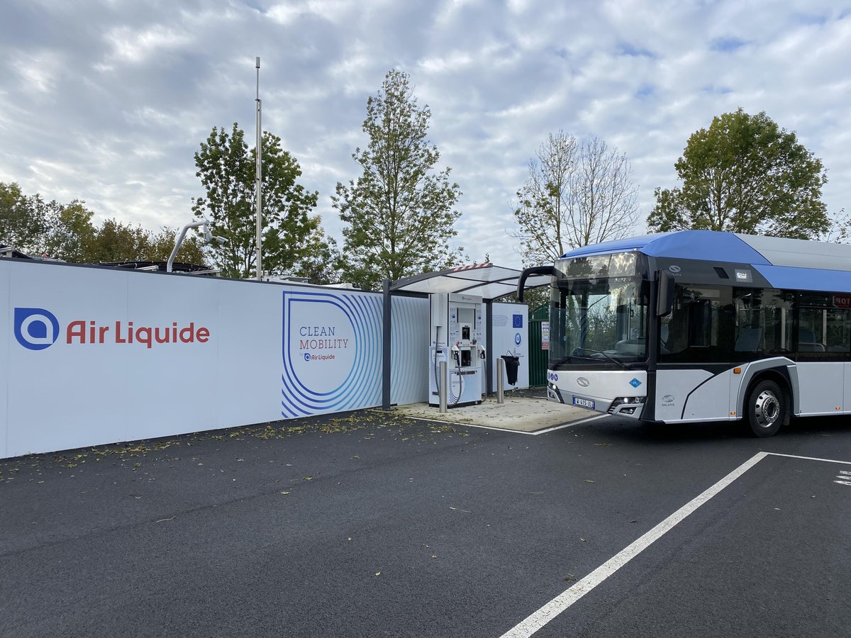Arrival of the new <a href="/RATPgroup/">RATP Group</a>'s Solaris bus at our Loges-en-Josas' station for its first #hydrogen refilling! 🚌 This bus will be tested during 2⃣ months.