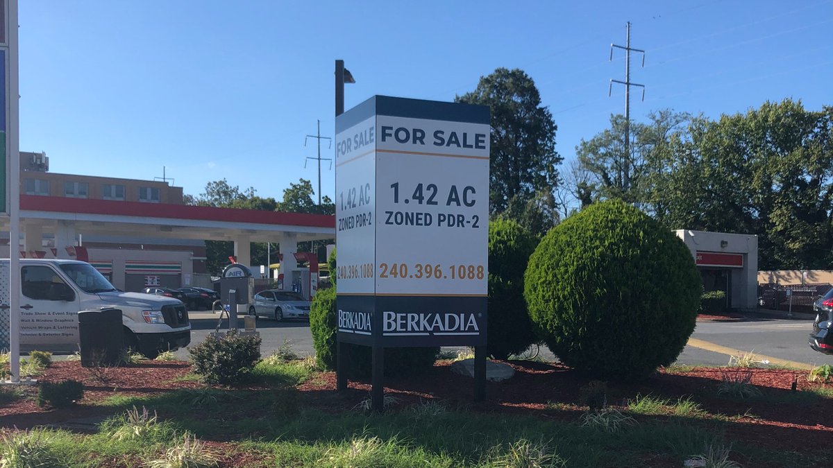 CreatEdgeSigns's tweet image. A double-sided post &amp;amp; #panelsign. Property management companies, like Berkadia, will use a "V-shape" sign so that traffic can catch their message coming or going. For more images, visit us at: creativeedgesigns.com/products/custo… #dcsigncompany #creativeedgesigns  #exteriorsigns #outdoorsigns