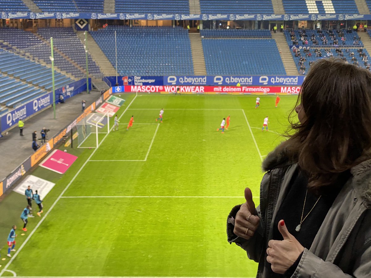 StanjaMW's tweet photo. Wir gratulieren���� dem @HSV zum 3:0 Heimsieg gegen FC Erzgebirge. Eigentlich habe ich die ganze Zeit stolz auf die Banden und dem Mannschaftsbus hinterhergeschaut! @qbeyondag als Partner vom #derhamburgerweg everywhere 🚀  #expectthenext #excited  #qbeyond https://t.co/2sD4a9nGld