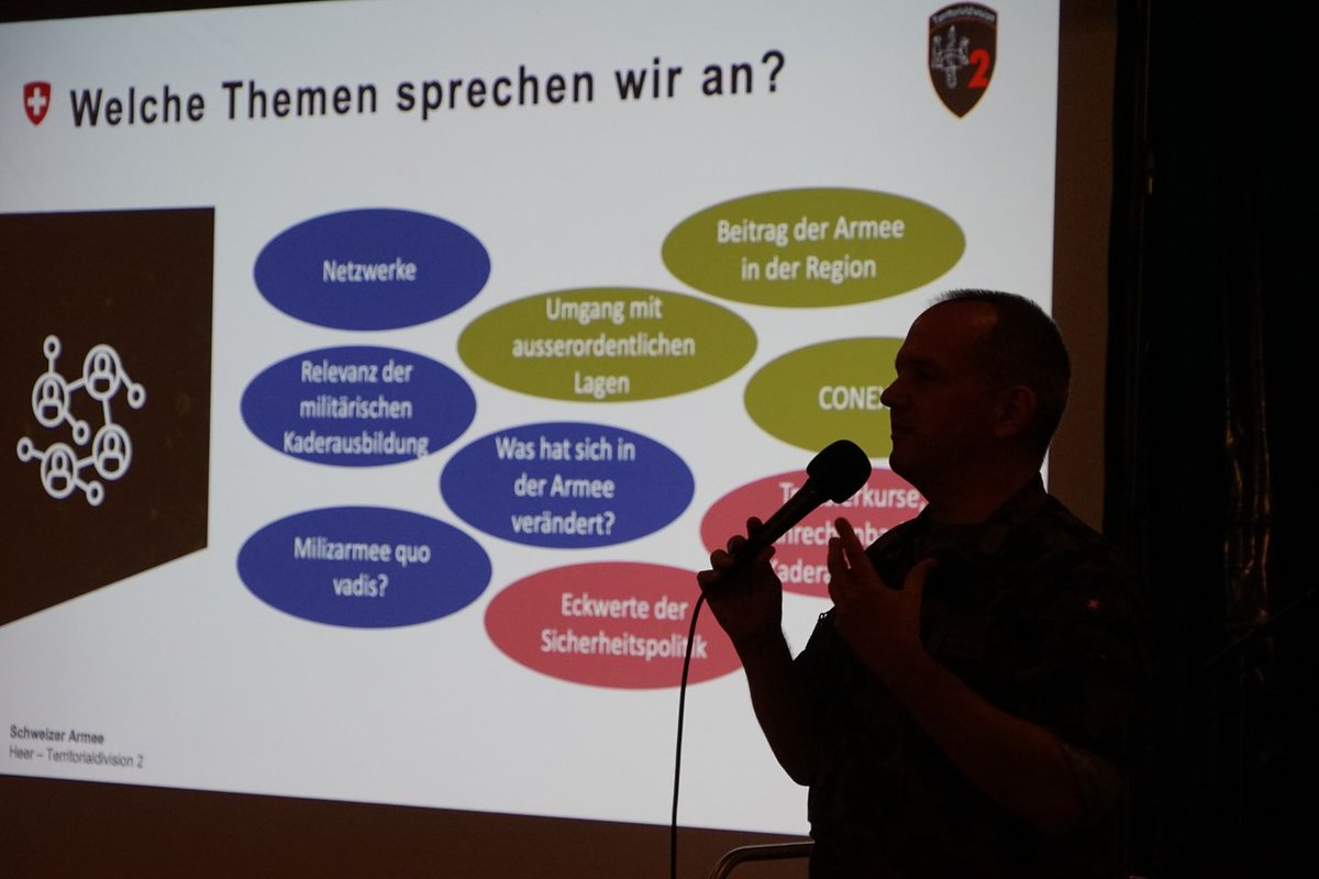 terdiv2ch's tweet photo. Der gute Austausch mit Entscheidungsträgern aus allen Bereichen des gesellschaftlichen Lebens im Einsatzraum unserer Division ist für uns zentral. Dafür aktiviert der Stab nun sein Netzwerk. Unser Chef Komm @ahugi informierte den Stab diese Tage über die ersten Schritte #EcoMil https://t.co/p3YQFBoKHK
