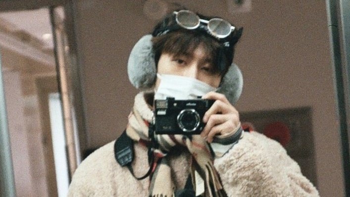 KOOW0N's tweet photo. hanbin and his precious camera 😭😭😭

我不行了真的要哭死了😭😭😭😭😭😭😭😭😭😭😭😭 https://t.co/YlcdyXi2os