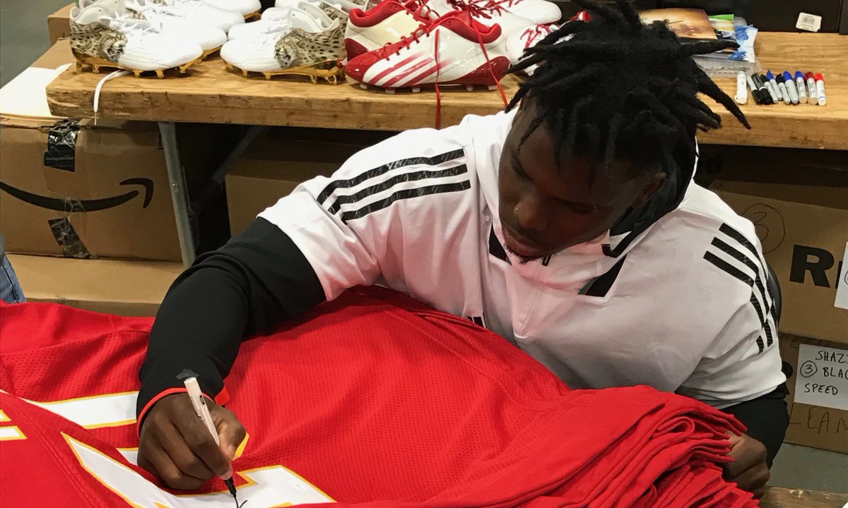 If @cheetah has a touchdown against the Broncos today, we'll give away a Tyreek Hill autographed jersey to someone who retweets this tweet AND follows us! (If he has two touchdowns, we'll give two jerseys away 👀)