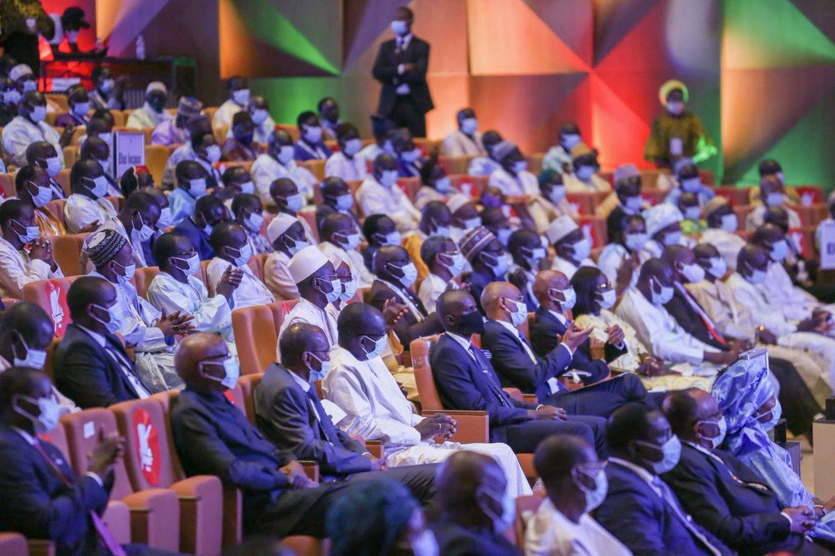 Le Président <a href="/Macky_Sall/">Macky Sall</a> a présidé ce matin la première édition de la journée nationale de la décentralisation. 
Cette rencontre a permis d'établir un dialogue direct franc et constructif entre le gouvernement les collectivités territoriales et les partenaires au développement.