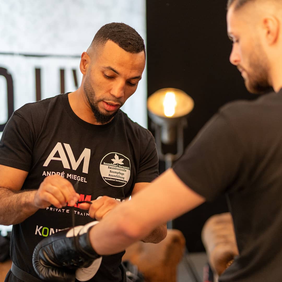 Als Trainer ist man neben den Kämpfern als Nächster am Kampfgeschehen dran. Die Vorbereitung auf und die Anspannung vor dem Kampf, die wochenlange Arbeit und das daraus folgende Ergebnis.
Man fiebert nicht nur mit, man brennt innerlich für seine Athleten.