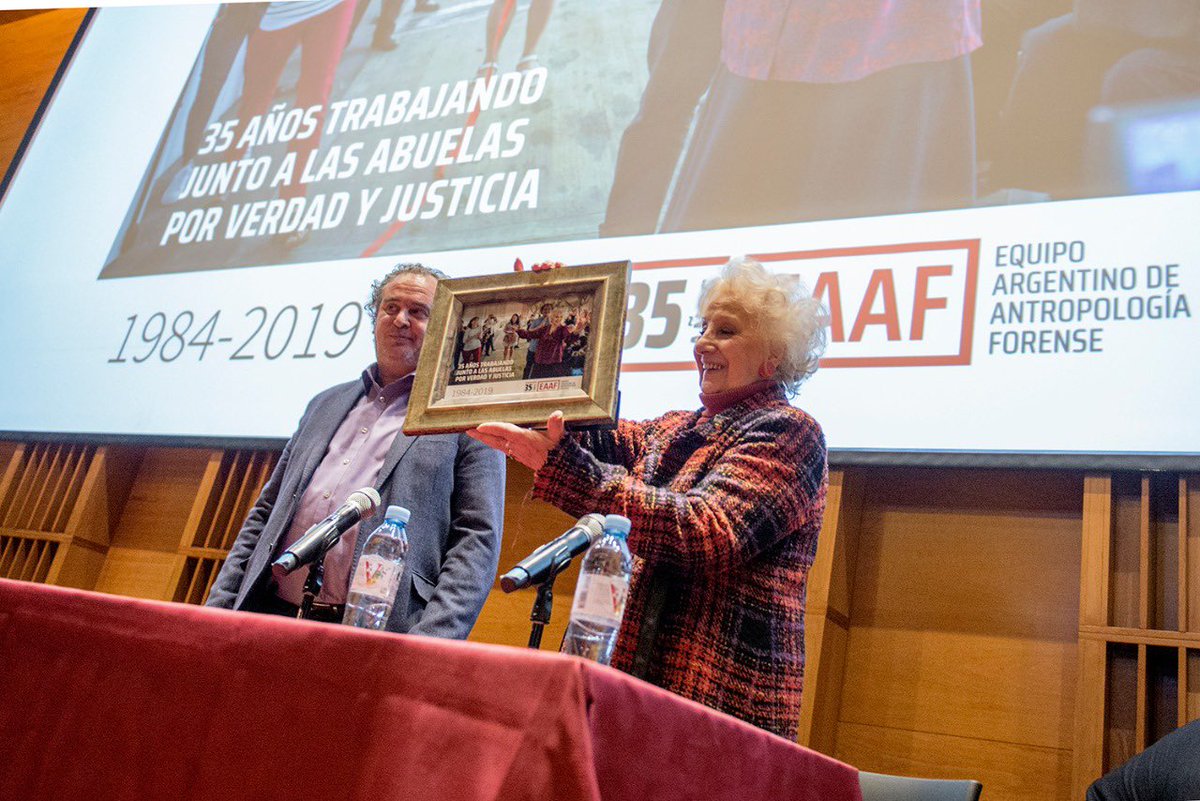 [#43añosdeabuelas]

Somos el Equipo Argentino de Antropología Forense. Hace 36 años iniciamos este largo camino por Verdad y Justicia junto Estela y a <a href="/abuelasdifusion/">Abuelas de Plaza de Mayo</a>. Nos marcaron el camino y siguen siendo una guía para nosotros/as. 

#EstelaCumple90 #LaBusquedaSigue