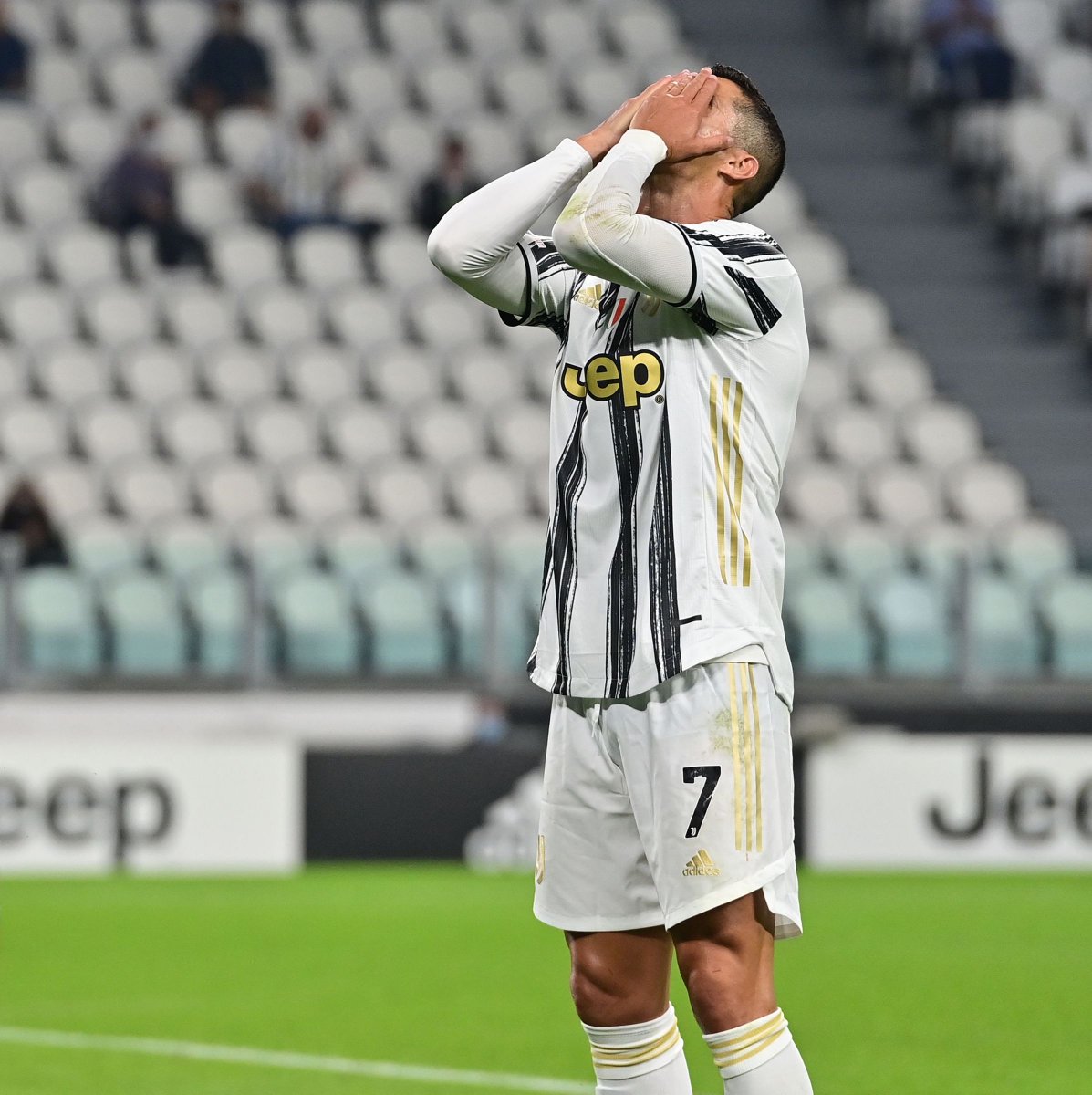 Cristiano Ronaldo has tested positive for coronavirus again and won't be able to play against Barcelona next Wednesday, according to Marca 😩