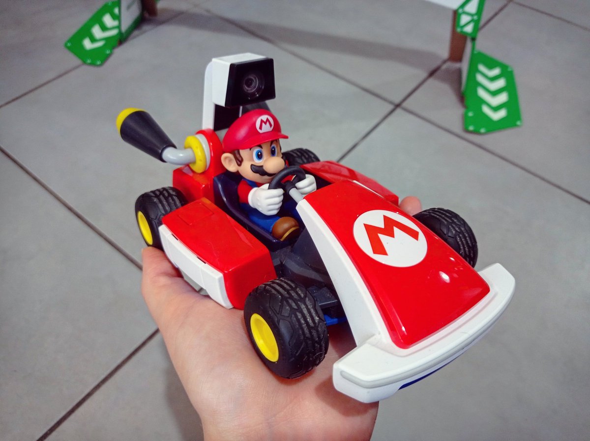 CallMeFlowie's tweet image. C&apos;est l&apos;anniversaire de mon @GGolp_ aujourd&apos;hui ! ❤️

Il a reçu son cadeau. Mais les chats mènent la vie dur à #Mario  ! 😅

#MarioKartLiveHomeCircuit