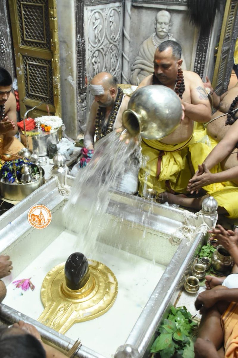 आज दिनाँक 22-10-2020 को श्री काशी विश्वनाथ मंदिर के सप्तऋषि /संध्या आरती के दर्शन।
#ShriKashiVishwanath #Shiv #Mahadev #Baba #SaptRishiAarti #SandhyaAarti #Temple #Trust #Nyas #darshan #blessings #Jyotirlinga #Varanasi #Kashi https://t.co/QWK4YWvZsA