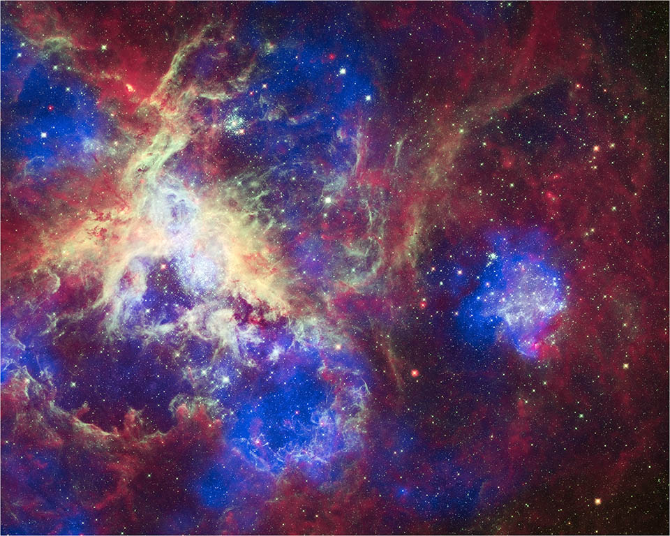 🕷Hairy Hallo-web🕷 Do you see a spider🕷 lurking in the Tarantula nebula? Three space telescopes teamed to capture it in light: @chandraxray (blue), @NASAHubble (green) and @NASAspitzer (red). #NASAHalloween bit.ly/3kpezeI
