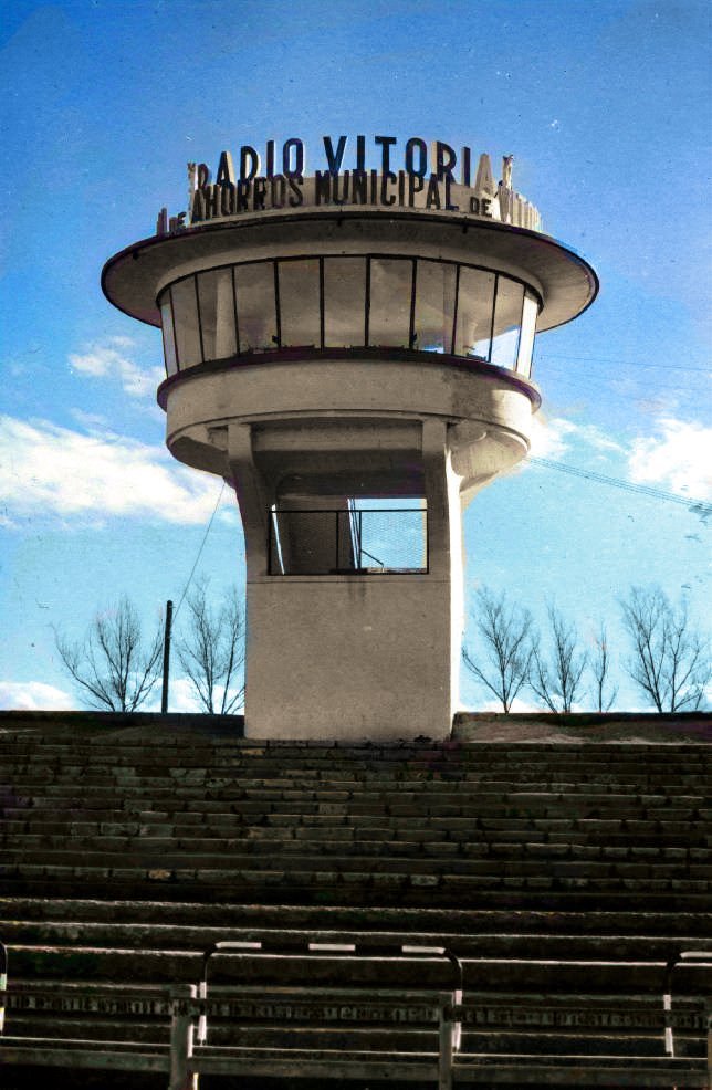 La mitica Torre de Radio Vitoria, ubicada en el Estadio de Mendizorroza, Deportivo Alavés. Años 50. Deportivo Alavés.