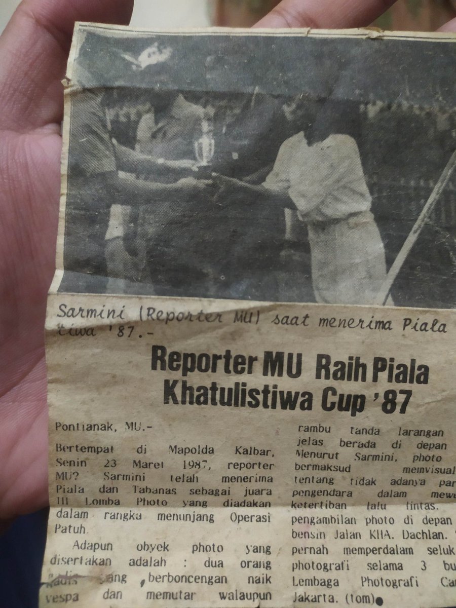 Ibu tahun 87, ikut lomba photo dan menjadi perempuan pertama yang juara lomba photo waktu itu, ya.. Kata ibu jaman ini photographer sangat maskulin, bukan tomboy, tp ibu memang penggiat feminis dari kuliah, beliau bilang kita harus berprestasi setara lelaki. Maka kita akan diakui