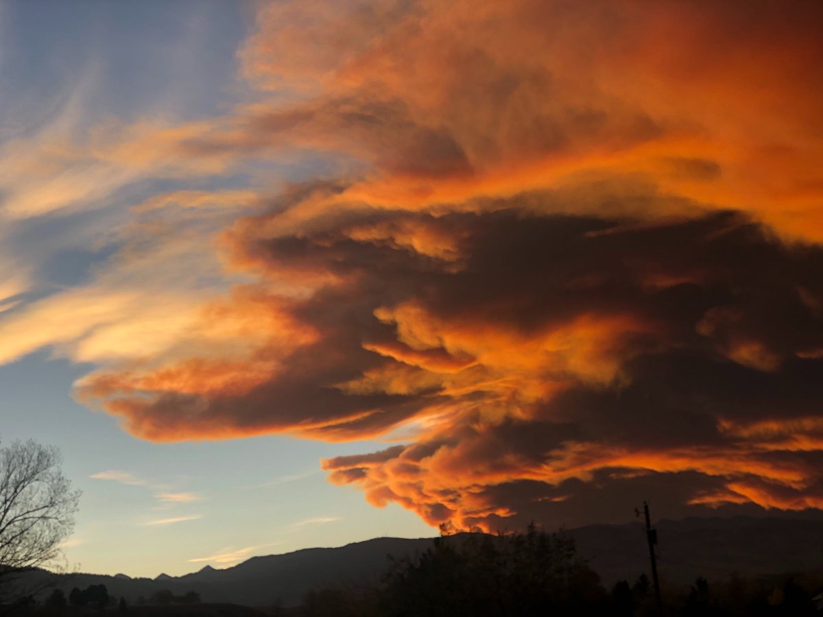 yagiz's tweet photo. Some dramatic sunset yesterday because of the ongoing wildfires.
#wildfires #Colorado #Boulder #CalWoodFire #lefthandfire https://t.co/WfrTbNhjI5