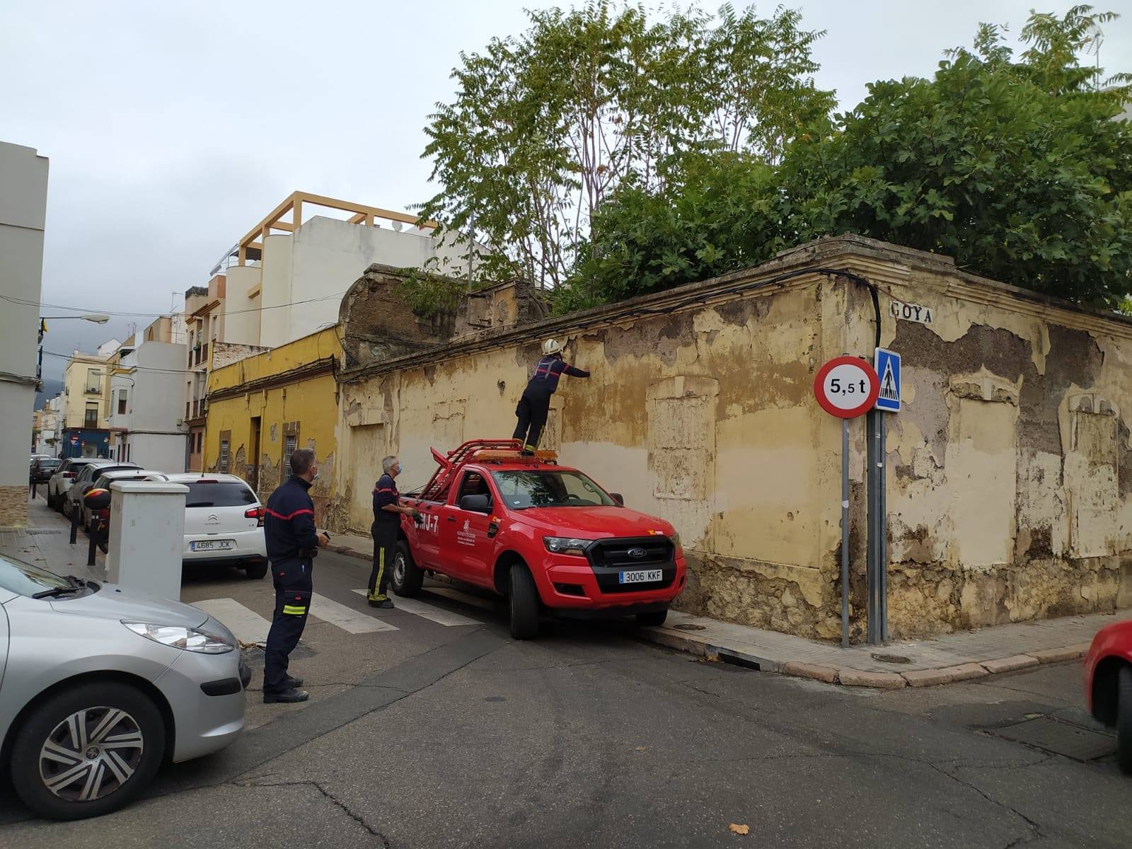 A.V. Vial Huerta de la Reina en Twitter: "Ayer se produjeron desprendimientos de cascotes de la fachada de una casa de Sama Naharro, por lo que tuvimos que avisar a los bomberos para que revisaran el inmueble y verificaran el daño que estas tenían. https://t.co/m4m9zThrla" / Twitter