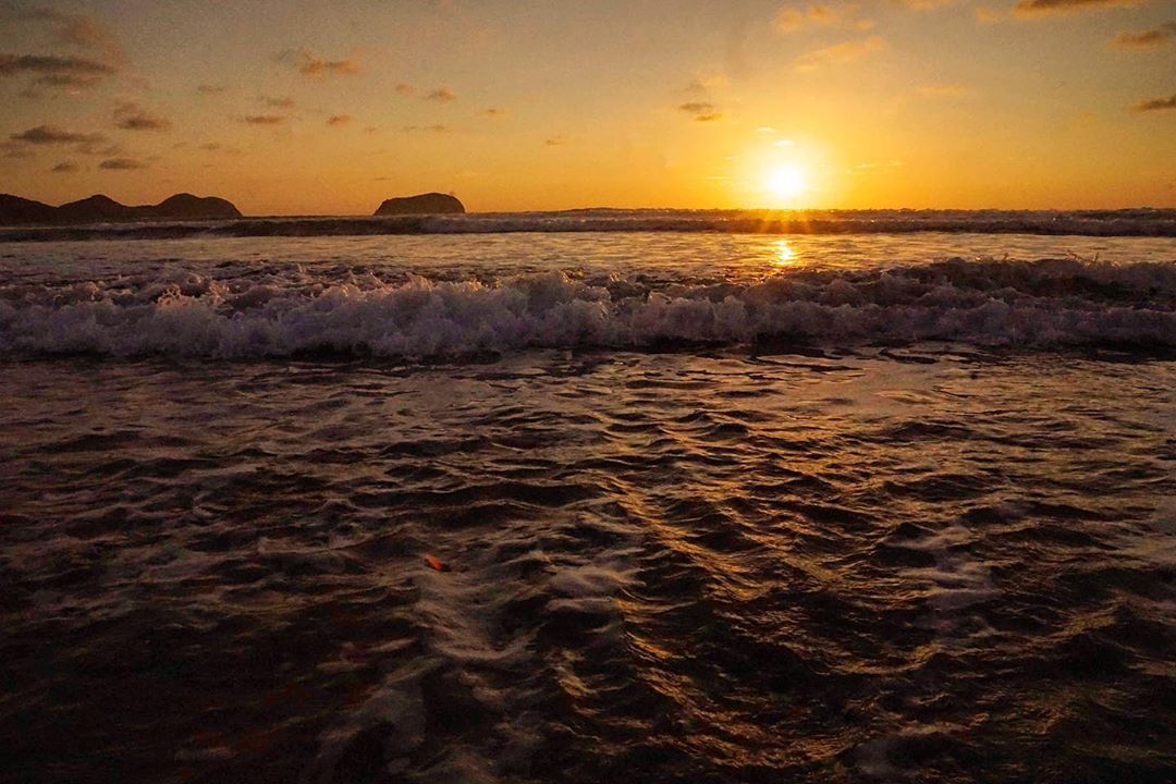 Ocean sunsets in #Manabi, Ecuador.  Afternoon dip?
📸@urbaproinmobiliaria 
#greengoravel #galapagos #sustaianbility #oceans #Ecuador #bewellinecuador #siéntetebienenecuador