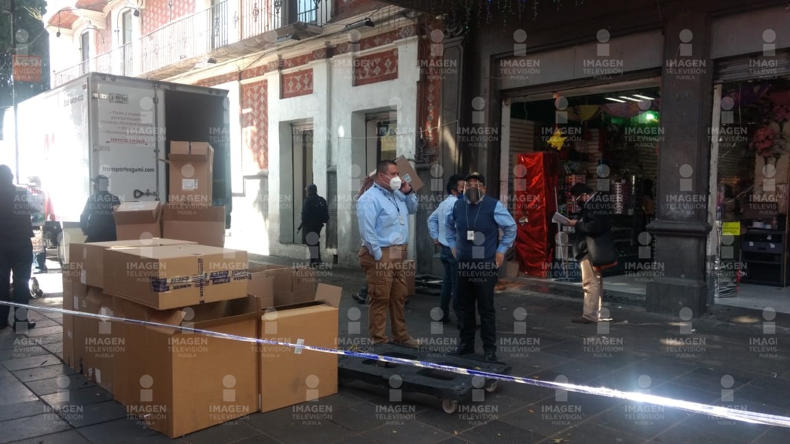 JCarlos_Valerio's tweet photo. Personal del @SATMX #embarga un negocio de #importaciones ubicado en la Calle 5 de Mayo. #Puebla  
Vía @ferbravo_s https://t.co/XOz0CeBhHJ
