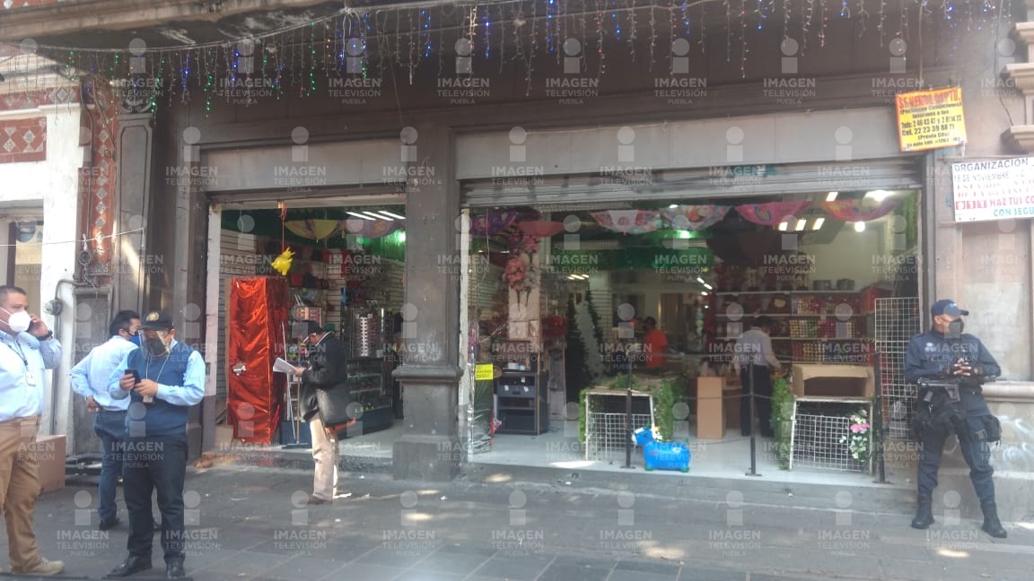 JCarlos_Valerio's tweet photo. Personal del @SATMX #embarga un negocio de #importaciones ubicado en la Calle 5 de Mayo. #Puebla  
Vía @ferbravo_s https://t.co/XOz0CeBhHJ