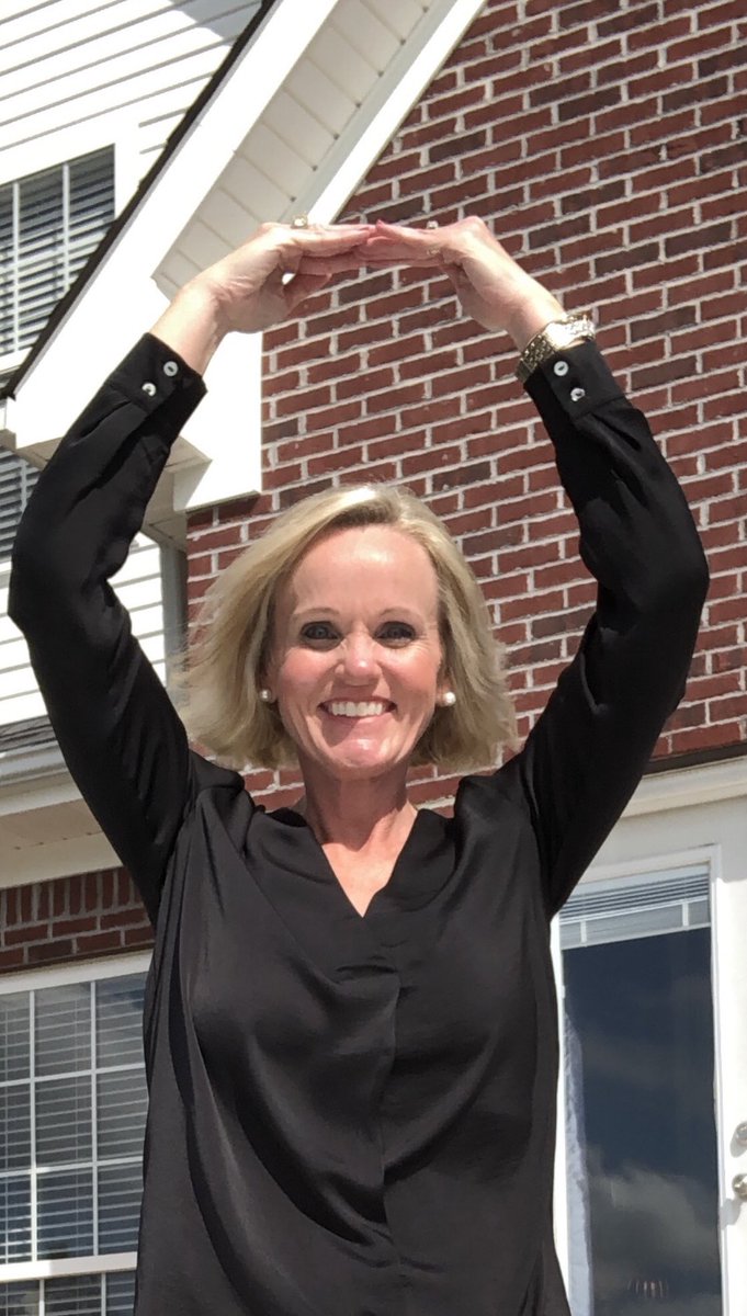 feliciaROLLTIDE's tweet image. Challenge accepted @Dr_Kerch now I challenge @truman_pierce @JeanaRoss4kids @GJBenner @mjshields  #LightsOnAfterschool #lightbulbchallenge @ALACNAlabama