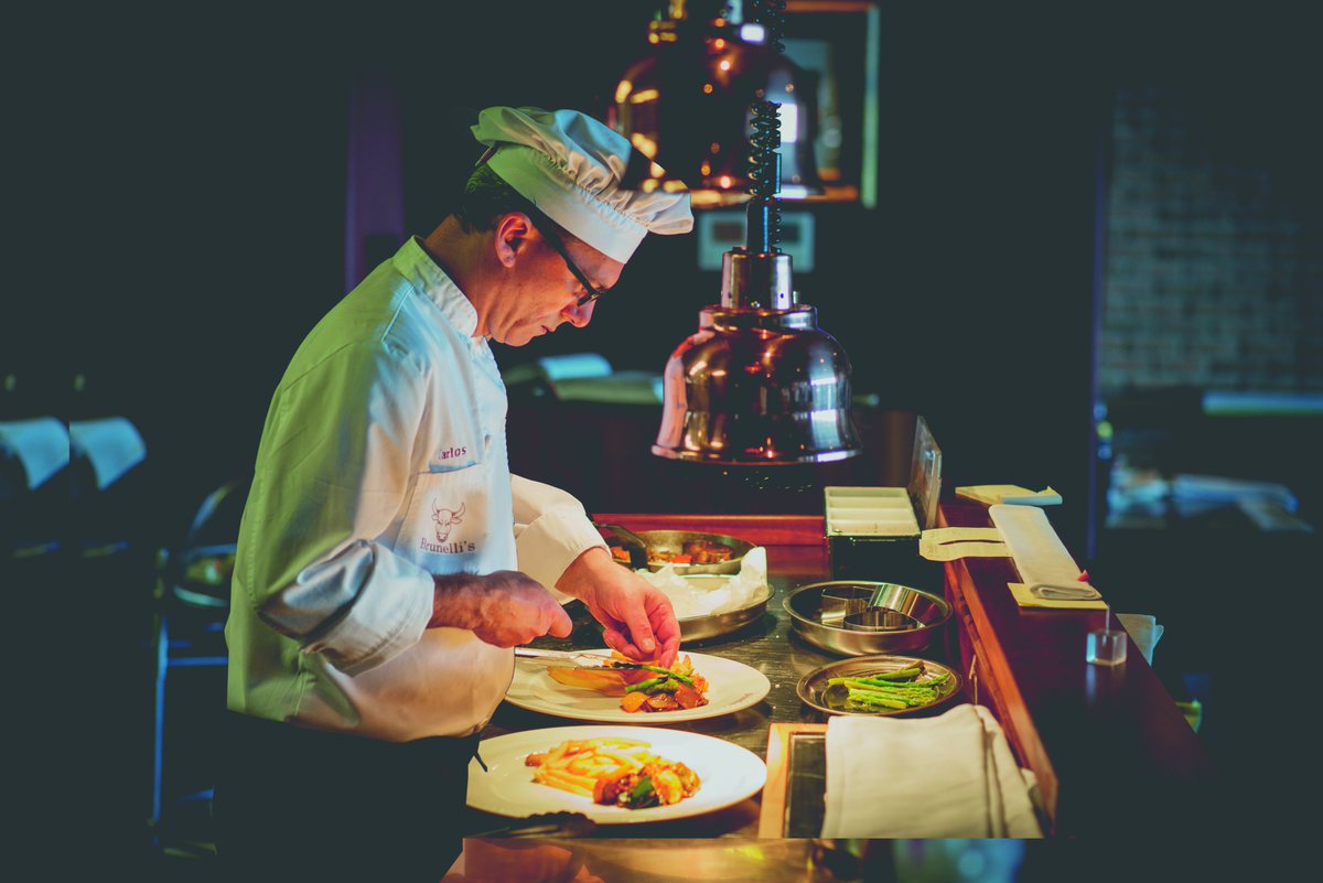 ¡Hora de la cena! 🙌 🔥

Un buen vino y la mejor carne a este lado del Atlántico, ¡qué combinación!

Haz tu reserva a través de nuestra web brunellis.com o llámanos al 922 062 600