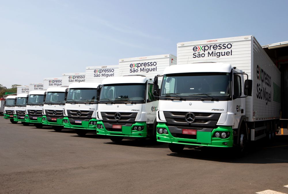 PortalEstrada's tweet photo. Expresso São Miguel renova frota com 77 caminhões Mercedes-Benz

São 18 unidades do leve Accelo 1016; 45 #semipesados Atego 2430 6×2; e 14 #extrapesados Axor 2041. Além dos serviços de telemetria do sistema de gestão de #frota Fleetboard para os veículos.

https://t.co/hmroVNZsXo https://t.co/TANhs0Lk5T