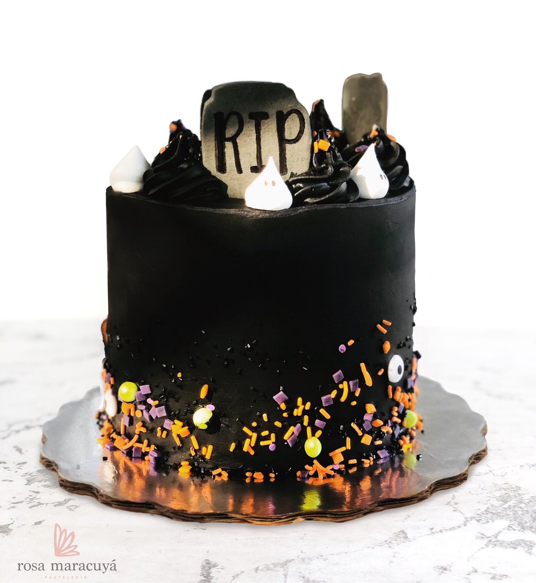 rosamaracuya's tweet photo. El pastel perfecto para Halloween 🎃 

#RosaMaracuya #rm #rmpastelería #pasteleriacreativa #pastelespersonalizados  #halloween #halloweencake #cake #cakedesgin  #cakeart #beautifulcakes #betun #fondantcake #baking #cakemaker #cakeoftheday #cakeartist #thecakefeed #cakelovers https://t.co/XoMqMJl16K