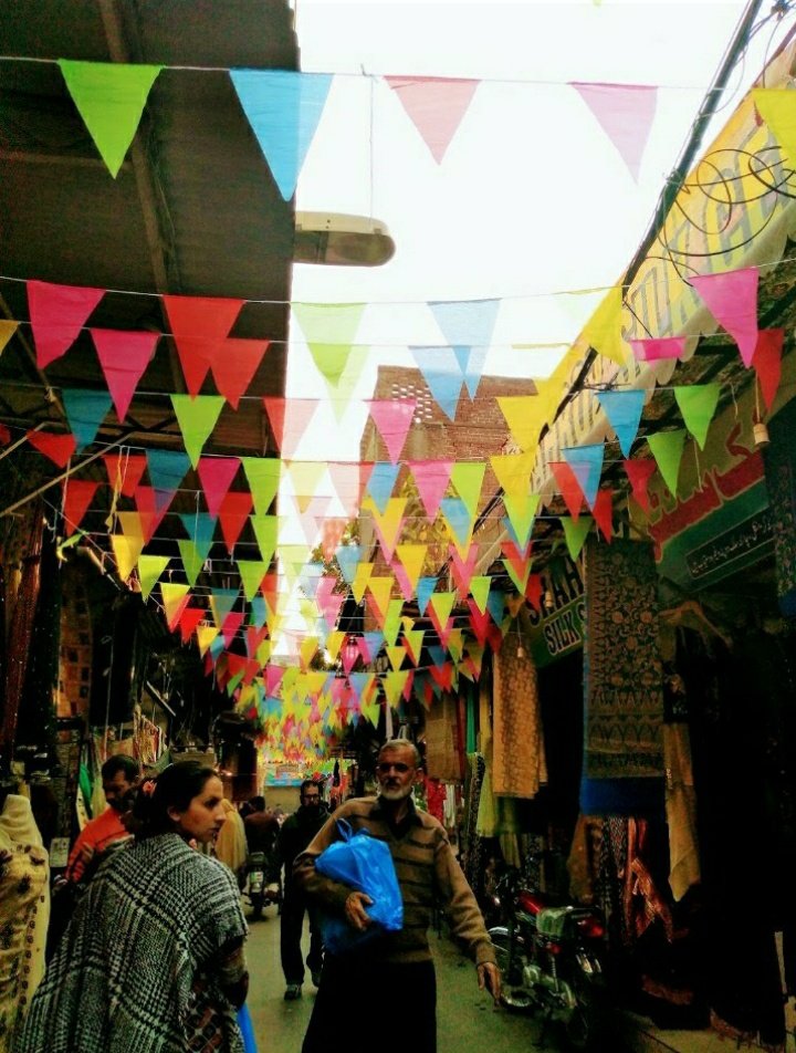 Choti Khushiyan - a thread that hopes to cheer you up. I'll try and update it regularly. 1) Saddar Bazaar, Lahore.A couple stands before me. The husband, tired looking, with, I kid you not, purple pouches underneath his eyes. So unhealthy. And he needs a shave. But nvm +