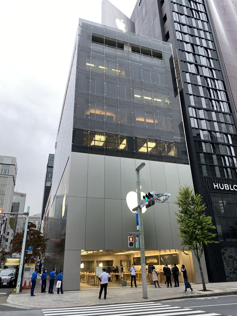 よっくん Iphone 12 Pro Iphone 12 発売開始の8時まで分を切り Apple Store Ginza では予約者を並ばせ始めました Softbank銀座は動き無し 中間にあるauの関連施設 では 発売イベントを配信してます Au旗艦店のある表参道で何かしてるのかな