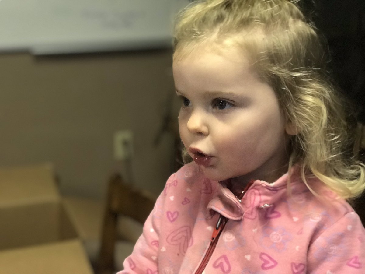 CPALynette's tweet image. Drop off/ pick up at daycare is so weird for me. All these parents picking up all their kids at once...

Me: the other 3 are too old for daycare #largeagegap #babayofthefamily #sheissocute