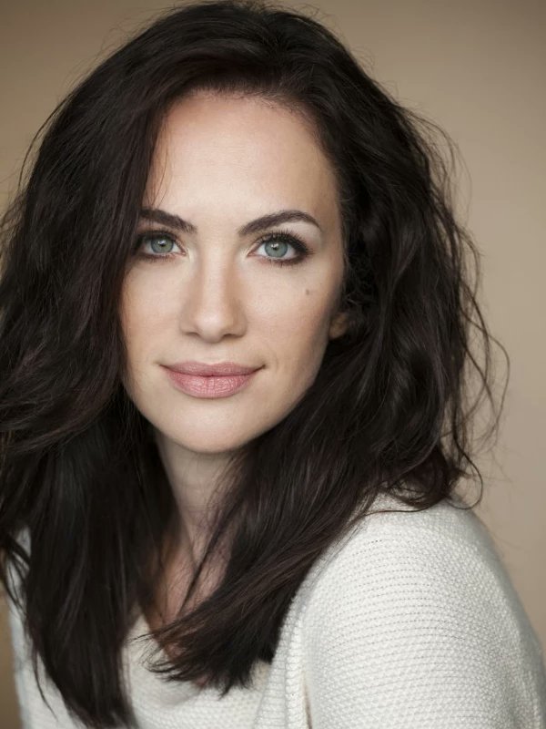 PrankeZ13's tweet photo. #KateSiegel spielt in #SpukInHillHouse mit. Im Film #Hush den ich gestern gesehen habe war sie die Protagonistin. Ich mag die Schauspielerin! (In #DasSpiel war sie auch dabei, den Film mochte ich auch.) https://t.co/A7Gn9E1oQJ