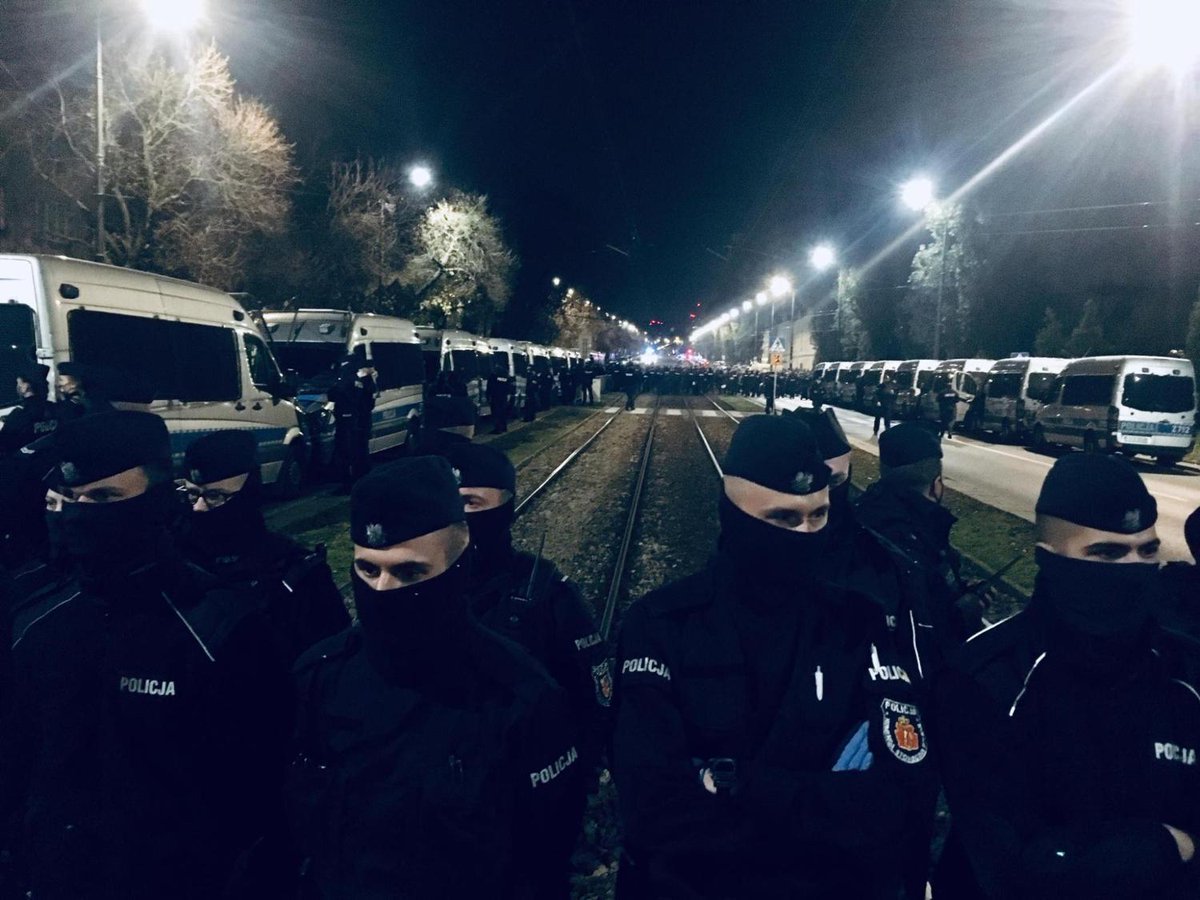 Żoliborz, teraz. Tyle policji ochrania jednego człowieka. Fot. Hanna Szukalska /OKO.press #WyrokNaKobiety #aborcja